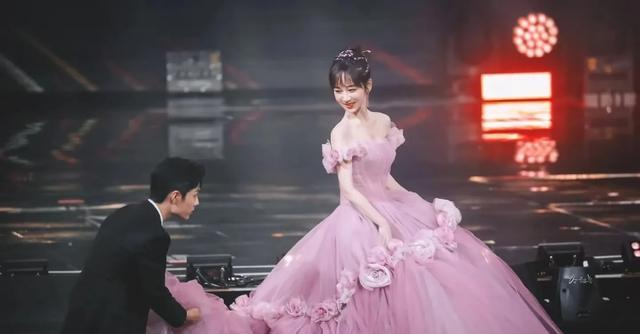 杨紫清新礼服造型