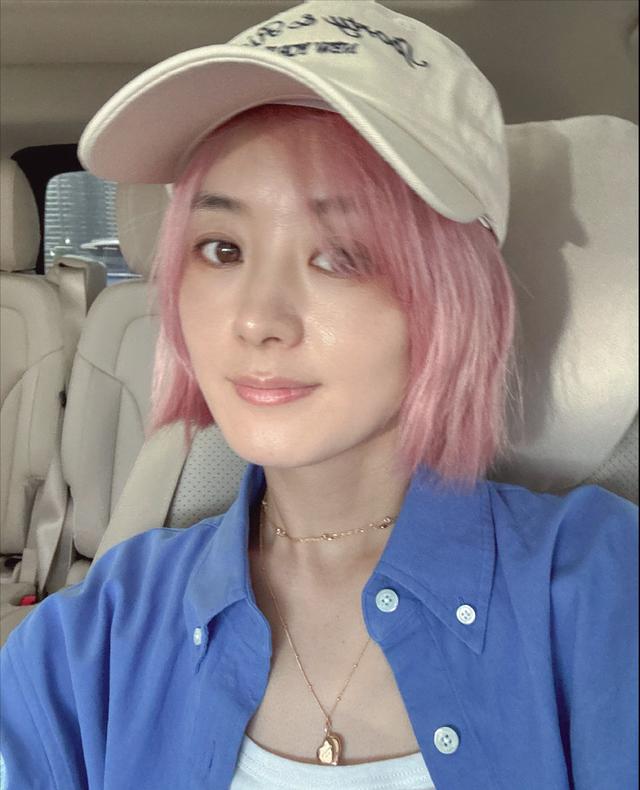 赵丽颖粉色发型