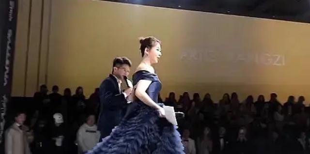 杨紫发际线问题